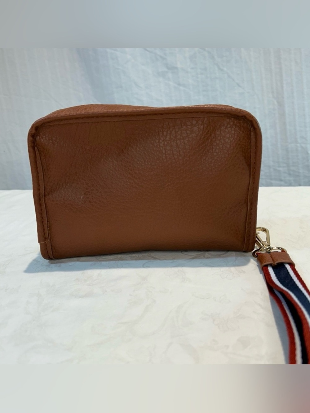 Shinola Detroit American Airlines 1st Class
Amenity Kit Travel Pouch w Strap - Picture 7 of 9